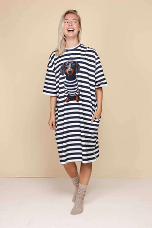 SNURK Pierre Relaxed Tee Dress Dames, een comfortabele gestreepte jurk met teckelprint en zakken.