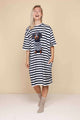 SNURK Pierre Relaxed Tee Dress Dames, een comfortabele gestreepte jurk met teckelprint en zakken.