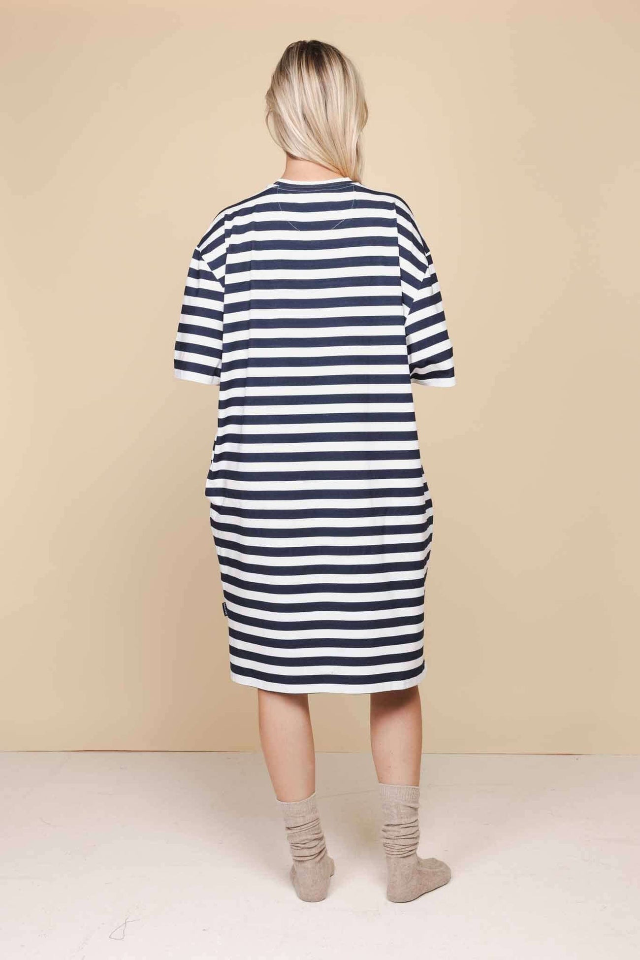 Achterkant van de SNURK Pierre Relaxed Tee Dress Dames, een comfortabel gestreepte jurk in bio katoen.