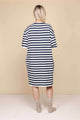 Achterkant van de SNURK Pierre Relaxed Tee Dress Dames, een comfortabel gestreepte jurk in bio katoen.