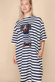 SNURK Pierre Relaxed Tee Dress Dames, comfortabele oversized jurk met teckel en Bretonse strepen.