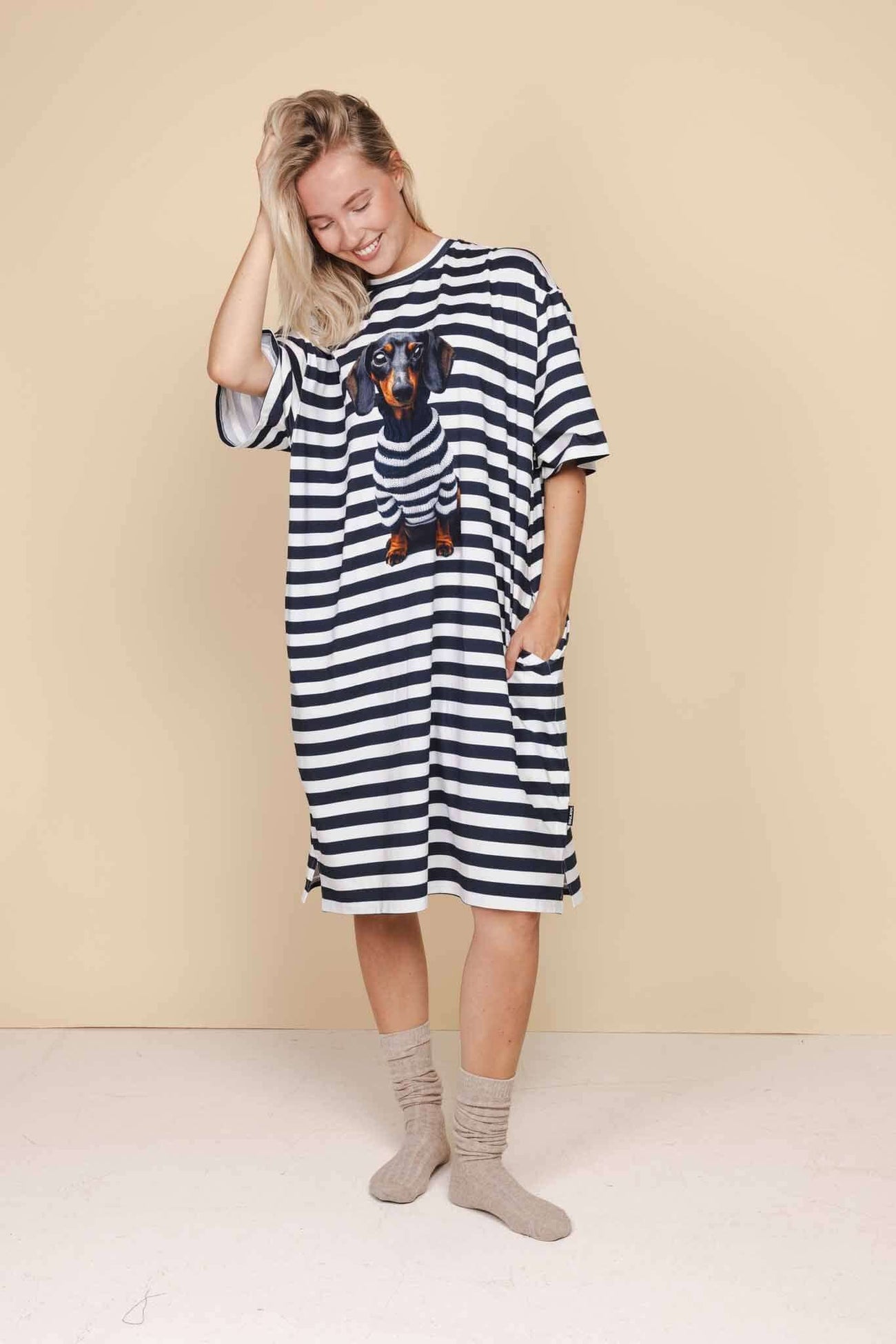 SNURK Pierre Relaxed Tee Dress Dames in navy gestreept met teckel print, perfect voor een comfortabele casual look.