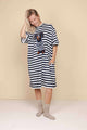 SNURK Pierre Relaxed Tee Dress Dames in navy gestreept met teckel print, perfect voor een comfortabele casual look.