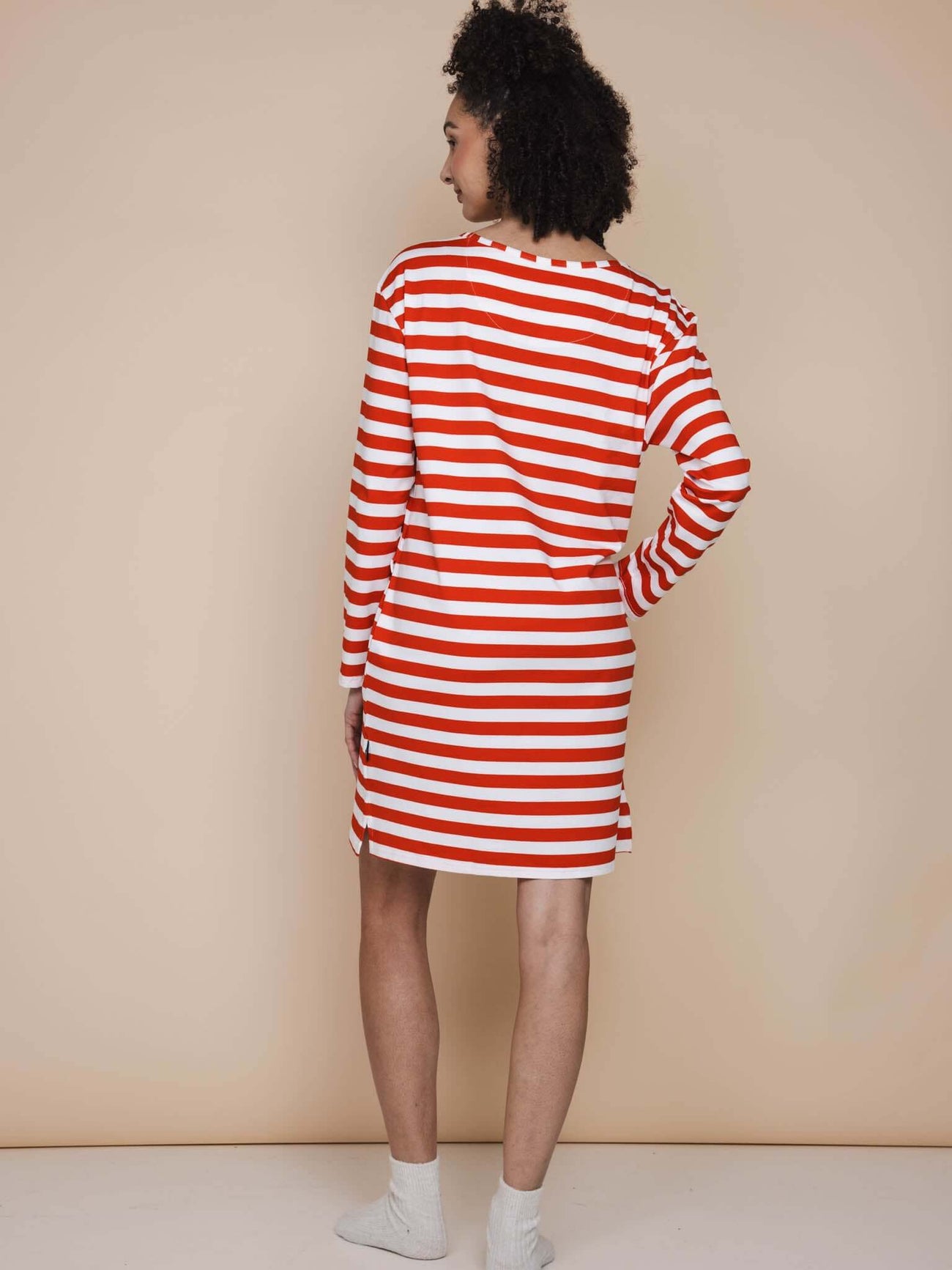 SNURK Pierre Xmas Long Sleeve Dress Dames met rode en witte strepen, achterkant zichtbaar.