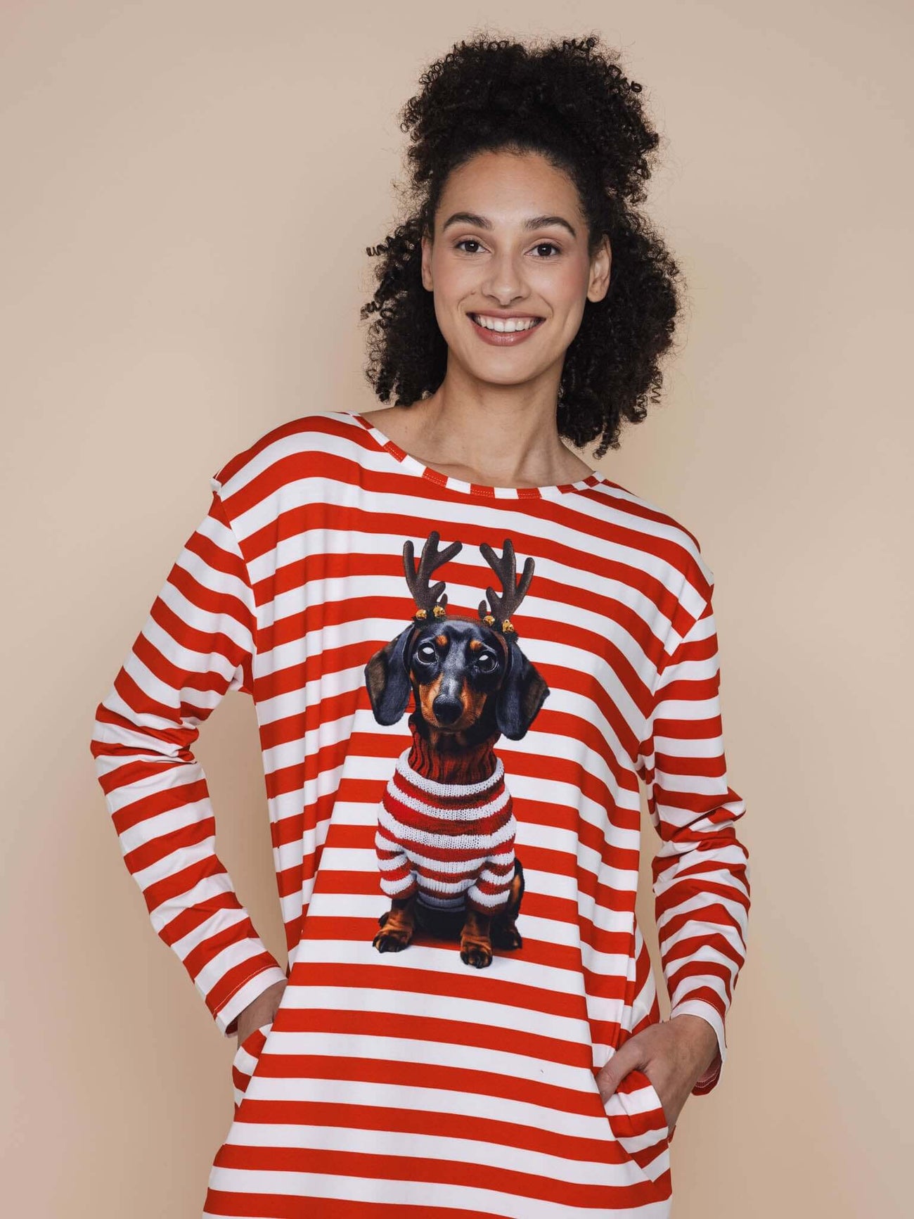 SNURK Pierre Xmas Long Sleeve Dress Dames met een vrolijke teckel met kerstmotief op een gestreepte achtergrond.