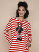 SNURK Pierre Xmas Long Sleeve Dress Dames met een vrolijke teckel met kerstmotief op een gestreepte achtergrond.