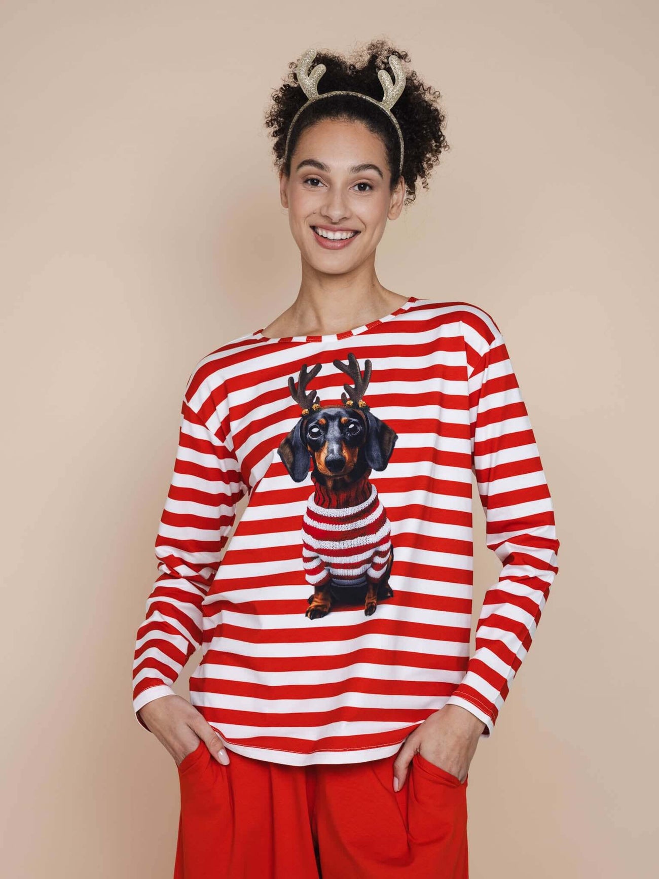 SNURK Pierre Xmas Long Sleeve T-shirt Dames met gestreepte rode achtergrond en hondenmotief