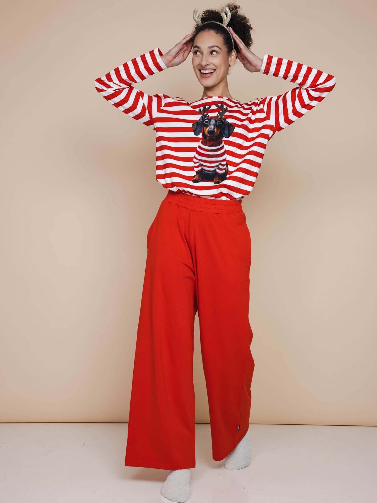 SNURK Pierre Xmas Long Sleeve T-shirt Dames met gestreepte lange mouwen en rode broek, perfect voor kerst.