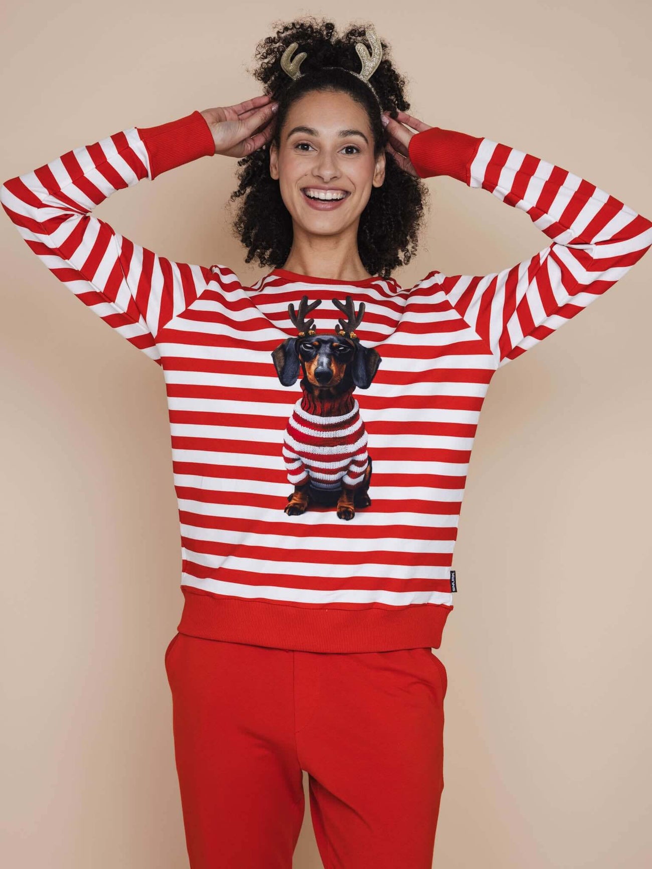 SNURK Pierre Xmas Sweater Dames model met hond op kersttrui, vrolijk en comfortabel voor kerstactiviteiten.