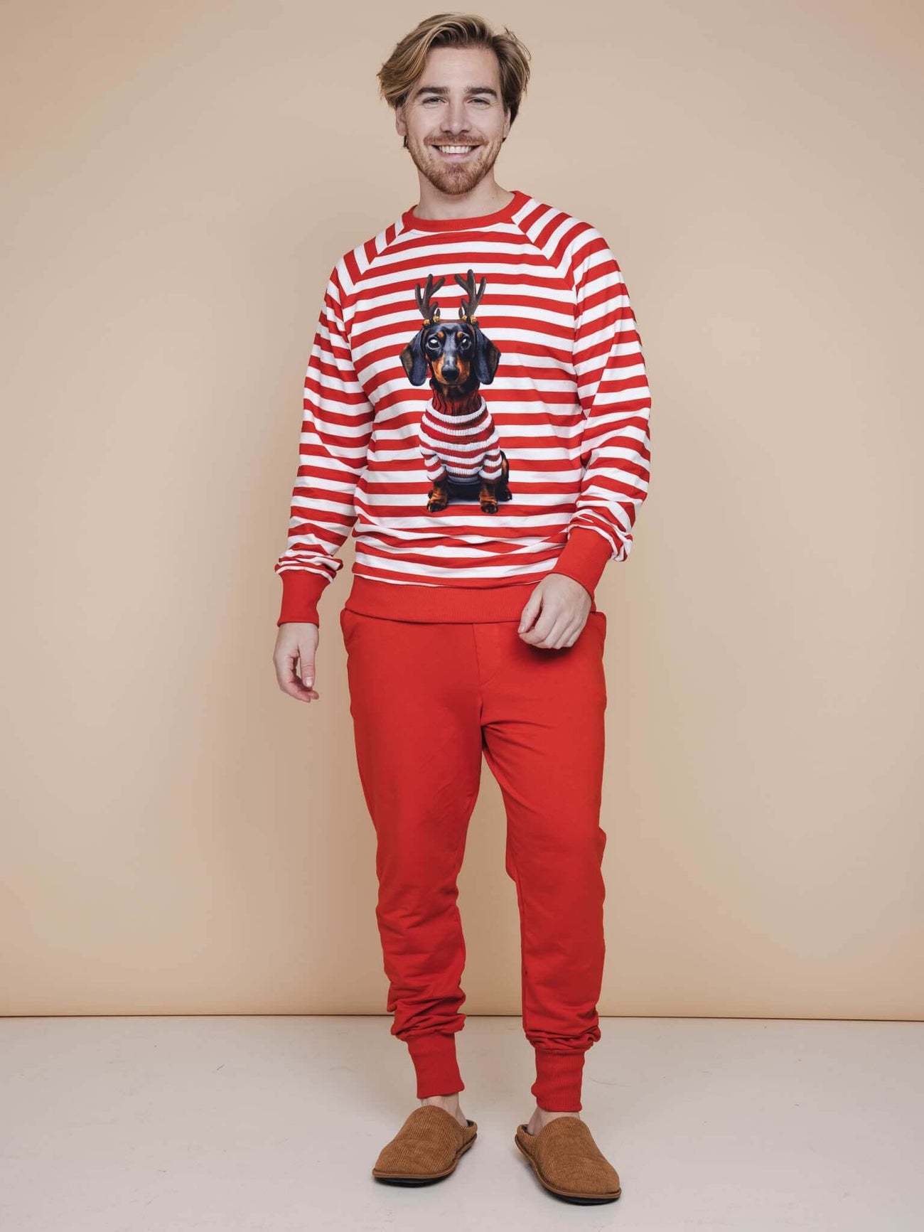 SNURK Pierre Xmas Sweater Heren met gestreepte print en hond-motief, gedragen door een man in casual outfit.