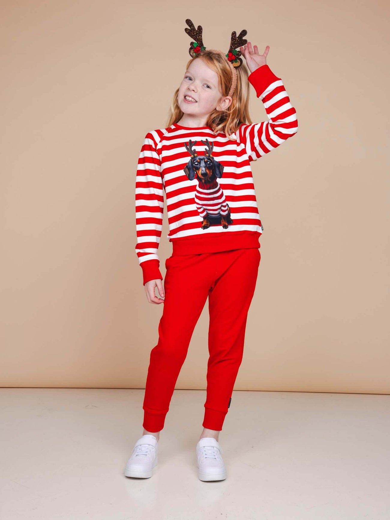 SNURK Pierre Xmas Sweater Kids met gestreepte rode kersttrui en een vrolijke uitstraling.