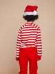 Kind in SNURK Pierre Xmas Sweater Kids met een kerstmannenmuts en gestreepte trui.