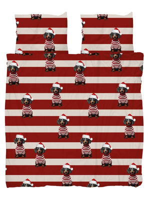 SNURK Pierre Xmas dekbedovertrek met teckels in kerstoutfit op rode en witte gestreepte achtergrond.