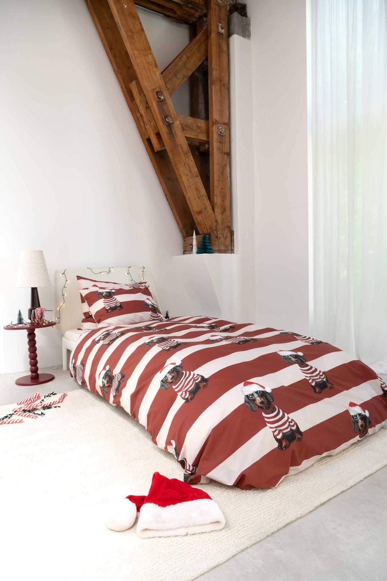 SNURK Pierre Xmas dekbedovertrek met teckels in kerstoutfit op gestreept dekbedovertrek.