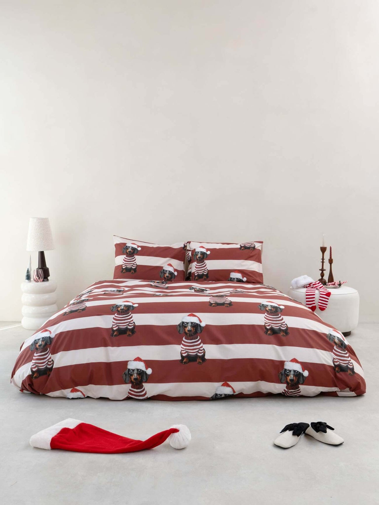 SNURK Pierre Xmas dekbedovertrek met teckel in kerstmuts op gestreepte achtergrond.