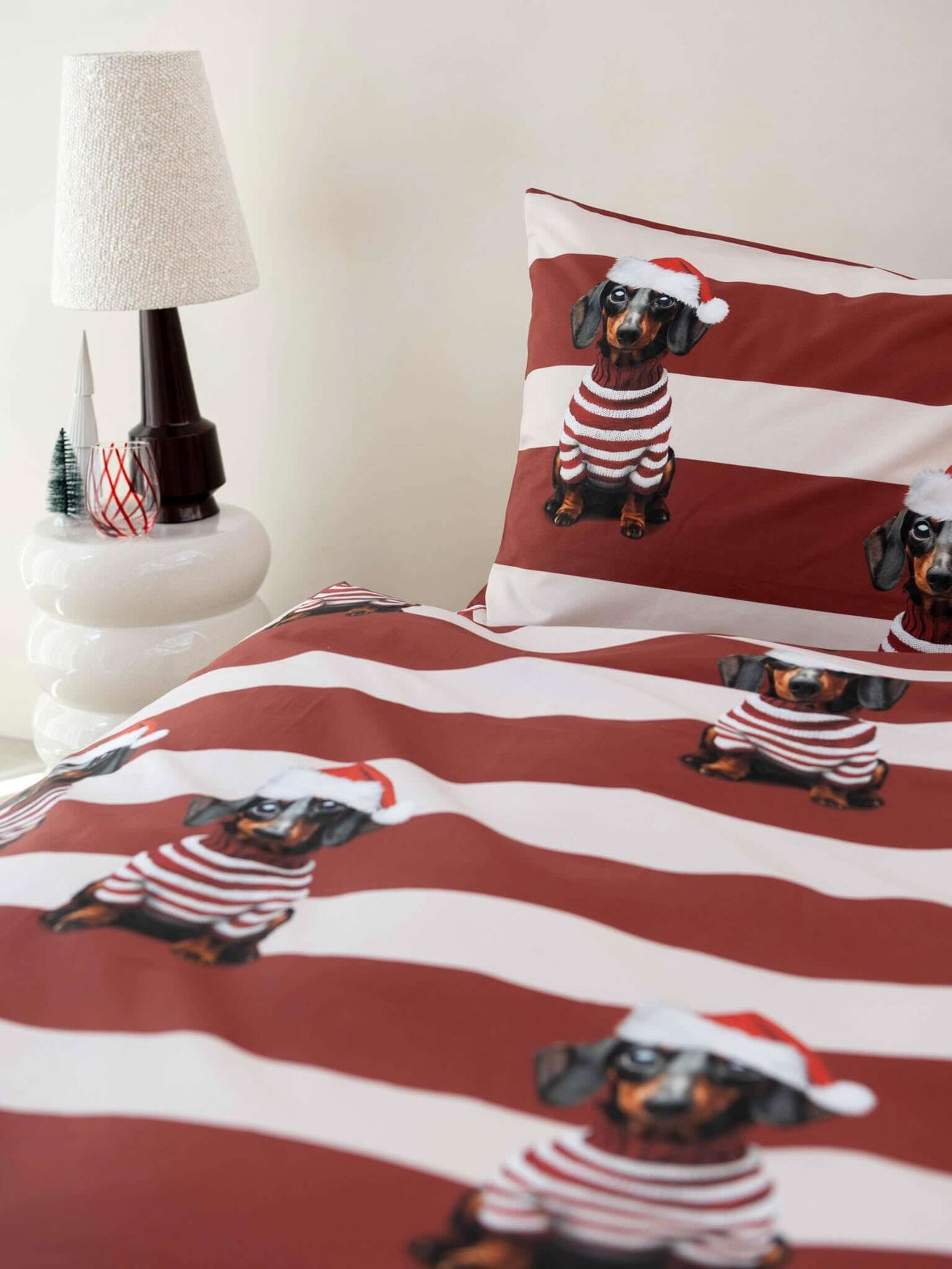 SNURK Pierre Xmas dekbedovertrek met teckel in kerstmuts op gestreepte achtergrond