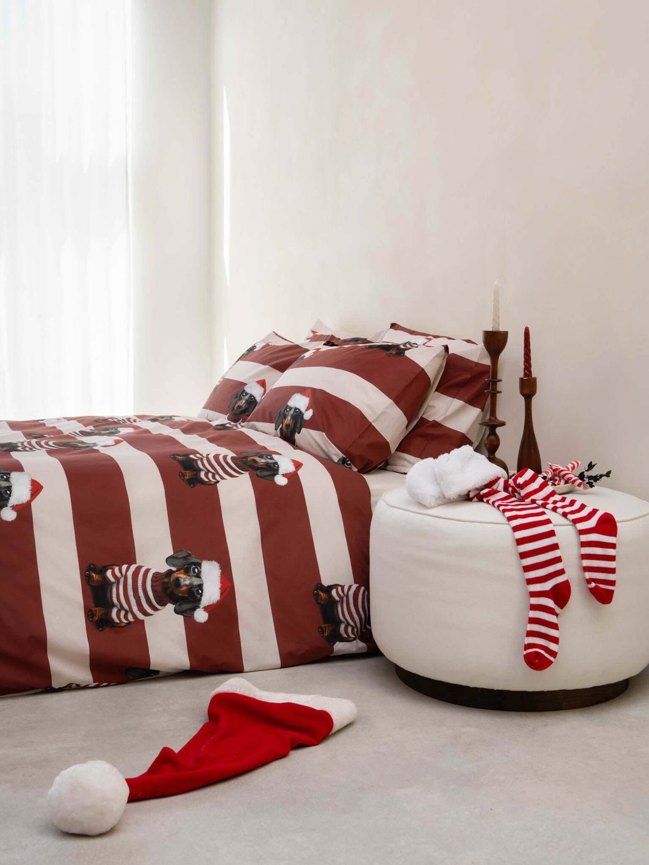 SNURK Pierre Xmas dekbedovertrek met teckel in kerstmuts op bed en decoratieve accessoires.