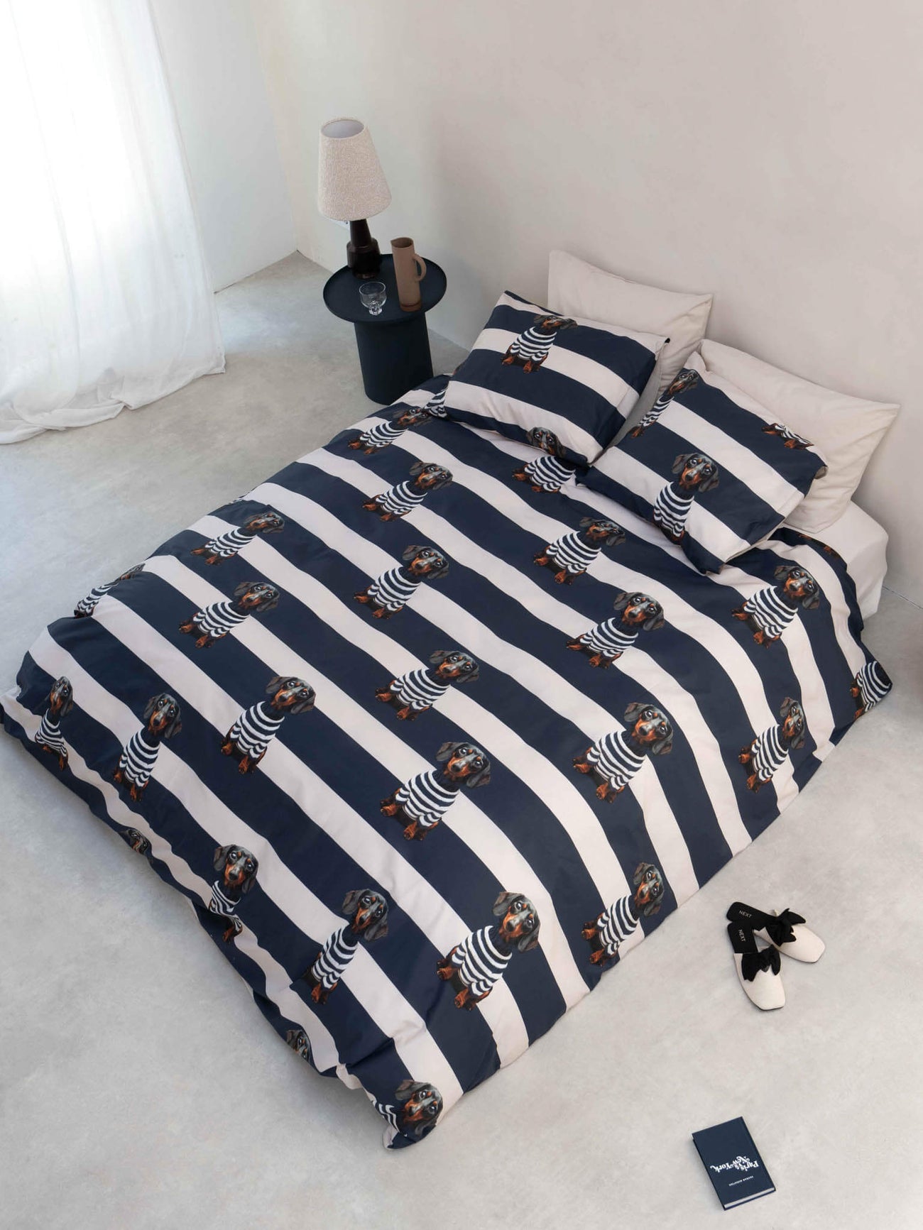 SNURK Pierre dekbedovertrek met vrolijke teckels op strepen in blauw en wit.