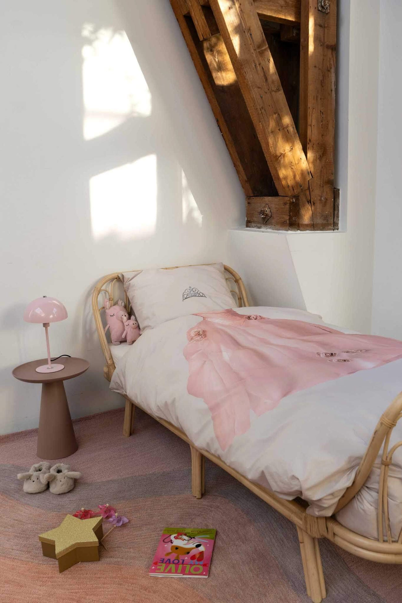 SLapen als een prinses op de erwt met het SNURK Princess Beige dekbedovertrek in een sfeervol slaapkamerinterieur.