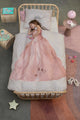 Kind slaapt onder het SNURK Princess Beige dekbedovertrek in een schattig bed met een prinsessenontwerp.