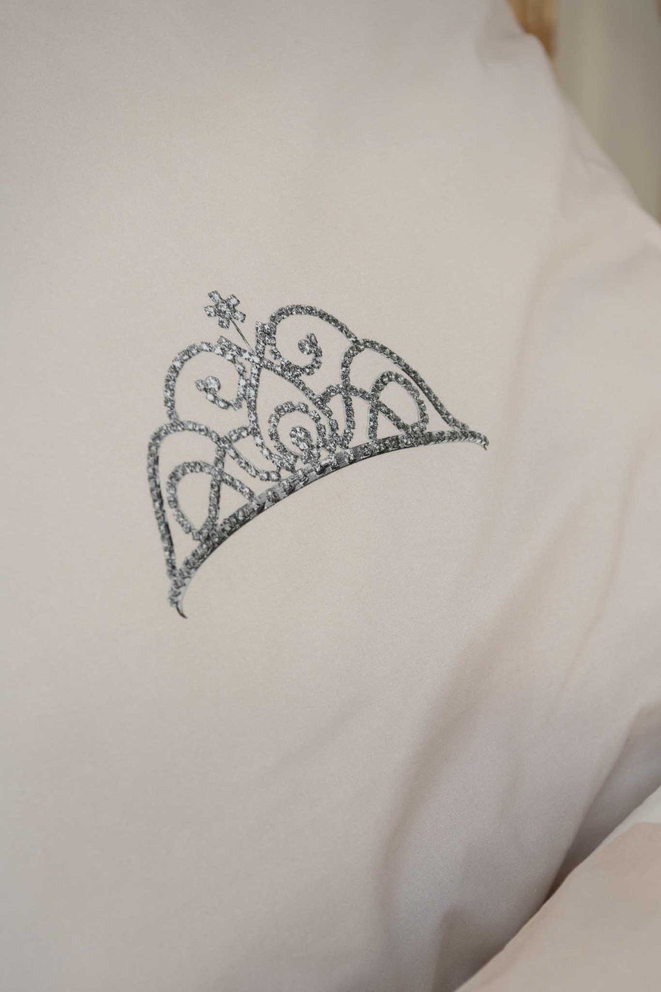 SNURK Princess Beige dekbedovertrek met schattige tiara op hoeslaken.