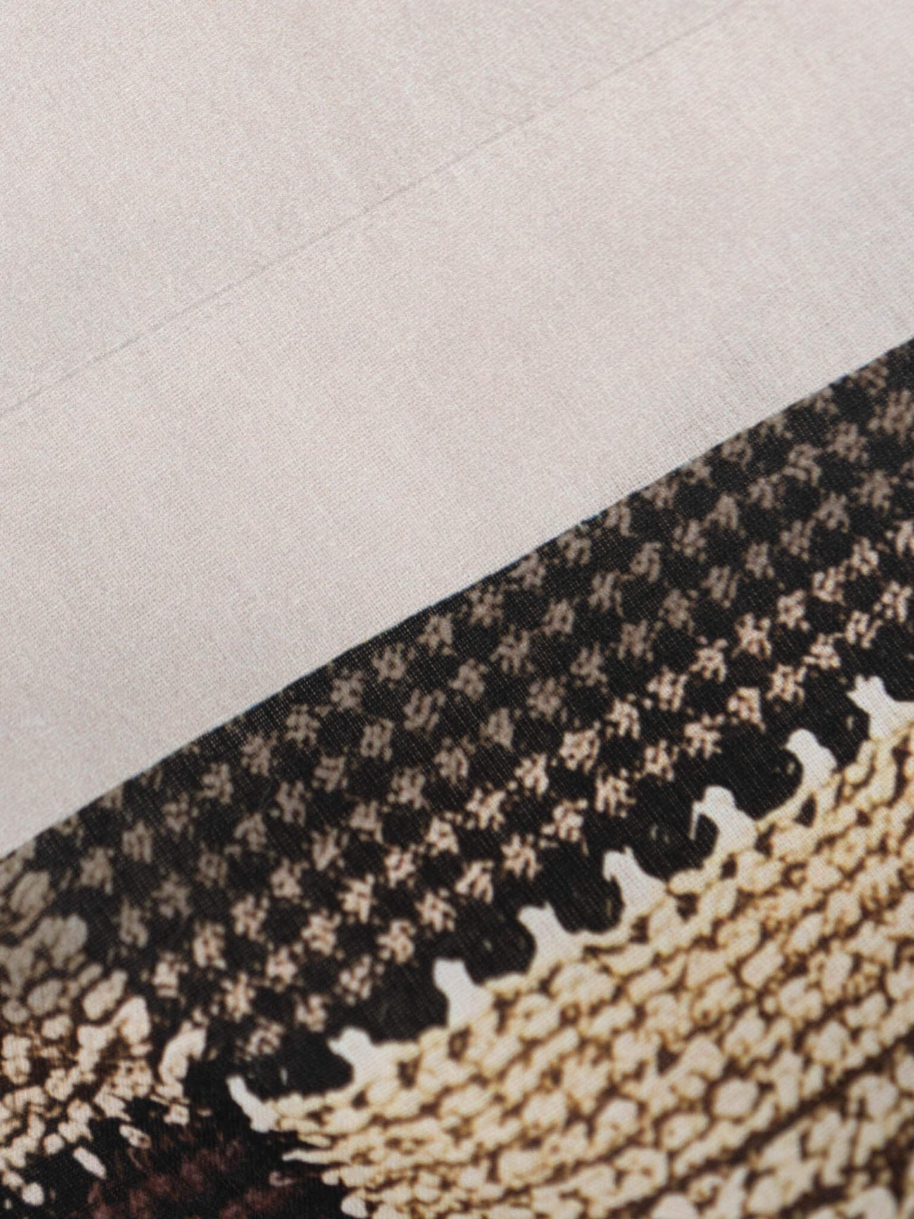 Detail van het SNURK Quilty Pleasure dekbedovertrek met kleurrijk gequilt patroon en zachte afwerking.