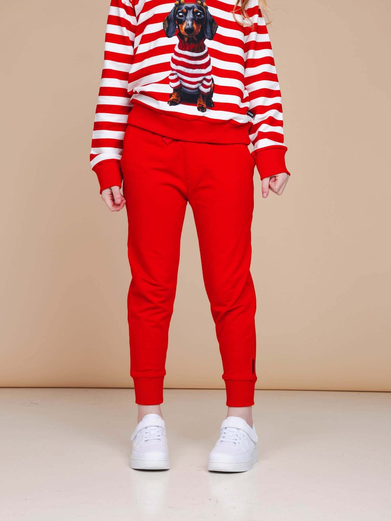 SNURK Red Broek Kids, knalrode joggingbroek voor kinderen met zachte stof en comfortabele pasvorm.