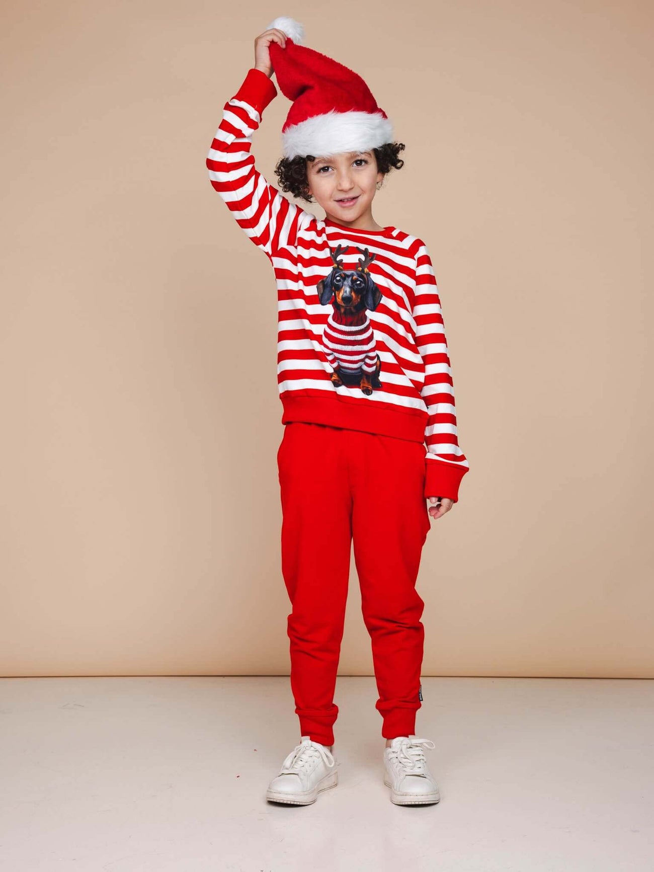 SNURK Red Broek Kids in knalrood met gestreepte trui en Santa-handschoen, perfect voor kinderen om te spelen.