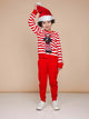 SNURK Red Broek Kids in knalrood met gestreepte trui en Santa-handschoen, perfect voor kinderen om te spelen.