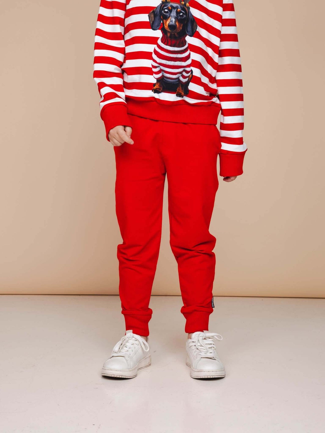 SNURK Red Broek Kids, knalrode kinderjoggingbroek met zachte stof en elastische tailleband.