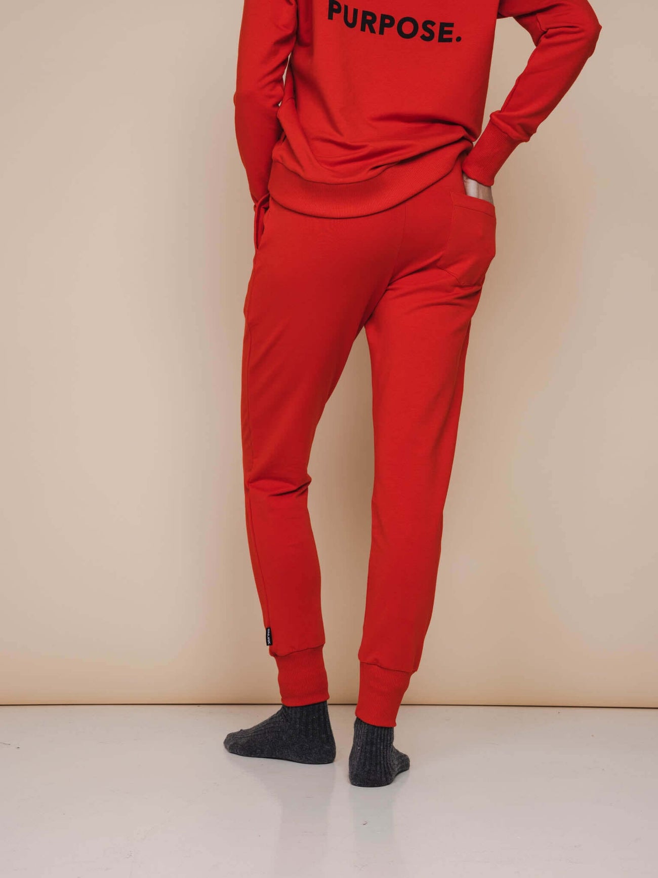 SNURK Red Broek Regular van achteren, unisex joggingsbroek in rood, perfect voor ontspanning en sport.