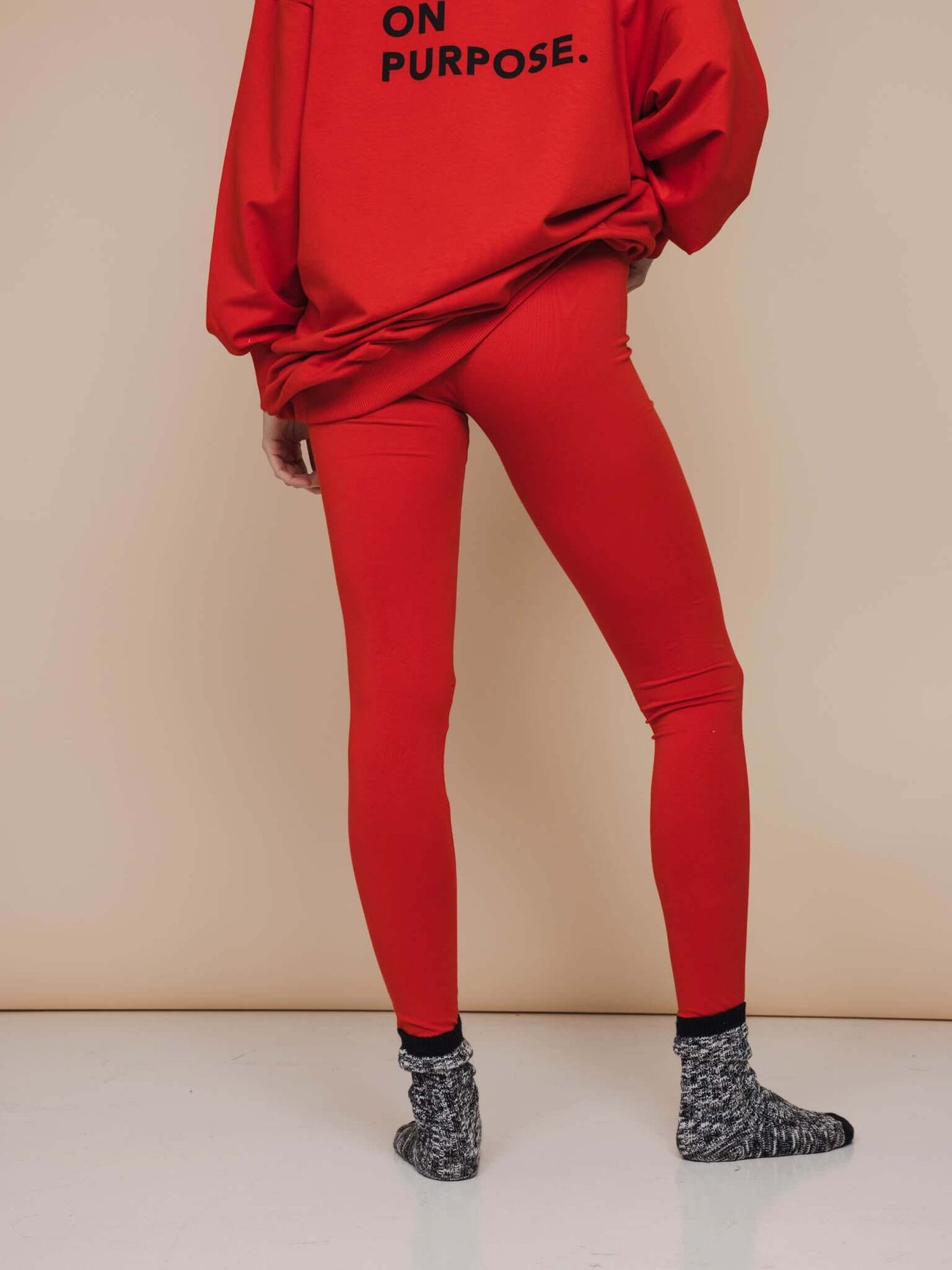 Model in SNURK Red Legging Dames, zachte biologische katoen, comfortabele pasvorm.
