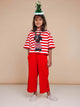 Kind in SNURK Red Wijde broek Kids met gestreepte shirt en kersthoed