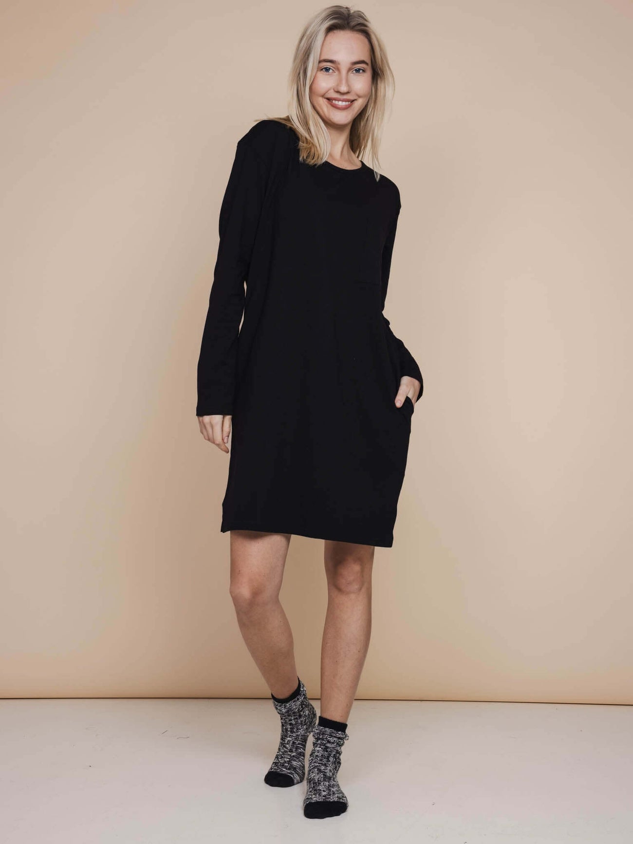 SNURK Slow Black Long Sleeve Dress Dames model met lange mouwen en praktische zakken in zwart.