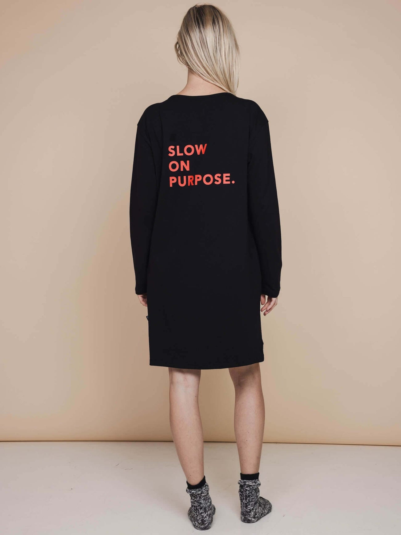 SNURK Slow Black Long Sleeve Dress Dames met de tekst 'SLOW ON PURPOSE' op de rug