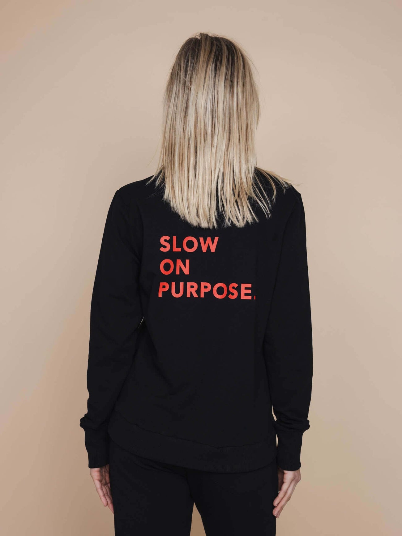 SNURK Slow Black Sweater Dames met teksten 'SLOW ON PURPOSE' op de rug, perfect voor relaxdagen.