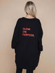 SNURK Slow Black Sweater Dress Dames achterkant met tekst SLOW ON PURPOSE.