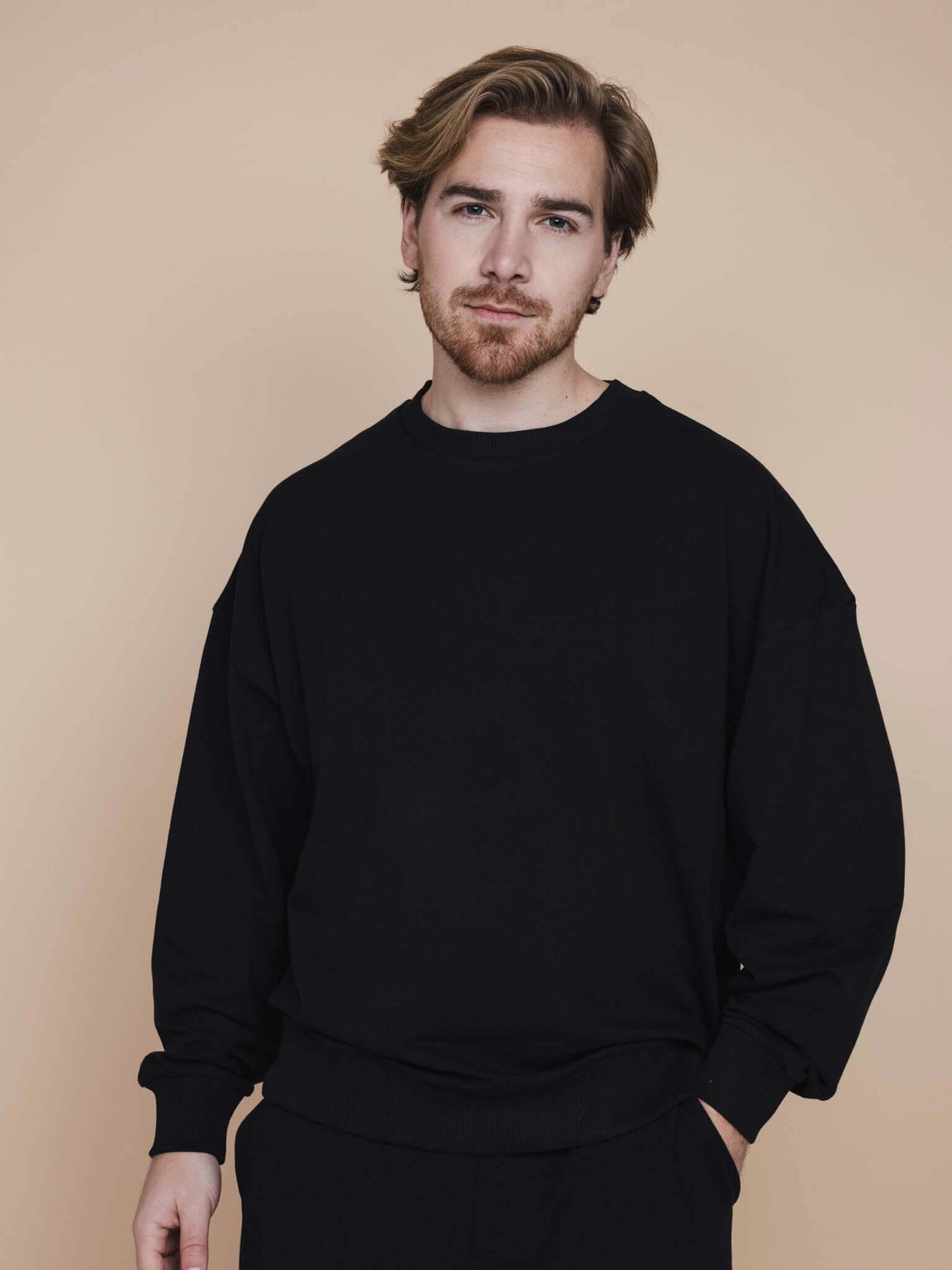SNURK Slow Black Sweater Unisex model in zwart biologisch katoen voor een relaxte dag