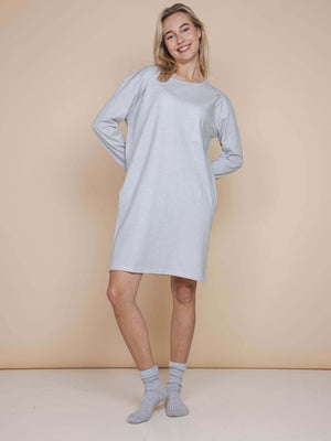 SNURK Slow Grey Long Sleeve Dress Dames model in lichtgrijs nachthemd met praktische zakken.