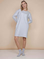 SNURK Slow Grey Long Sleeve Dress Dames model in lichtgrijs nachthemd met praktische zakken.
