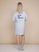 SNURK Slow Grey Long Sleeve Dress Dames met de slogan 'SLOW ON PURPOSE.' op de rug, relaxte pasvorm.