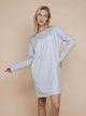SNURK Slow Grey Long Sleeve Dress Dames model in een lichtgrijs T-shirt jurkje met lange mouwen.