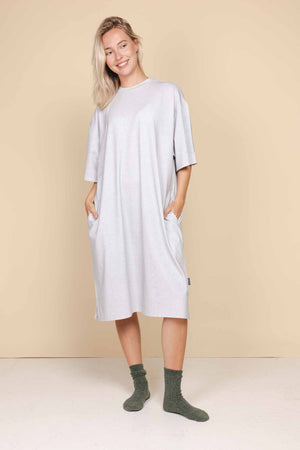 SNURK Slow Grey Relaxed Tee Dress Dames, comfy oversized jurk van zachte stretch bio katoen met zakken.