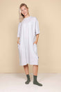 SNURK Slow Grey Relaxed Tee Dress Dames, comfy oversized jurk van zachte stretch bio katoen met zakken.