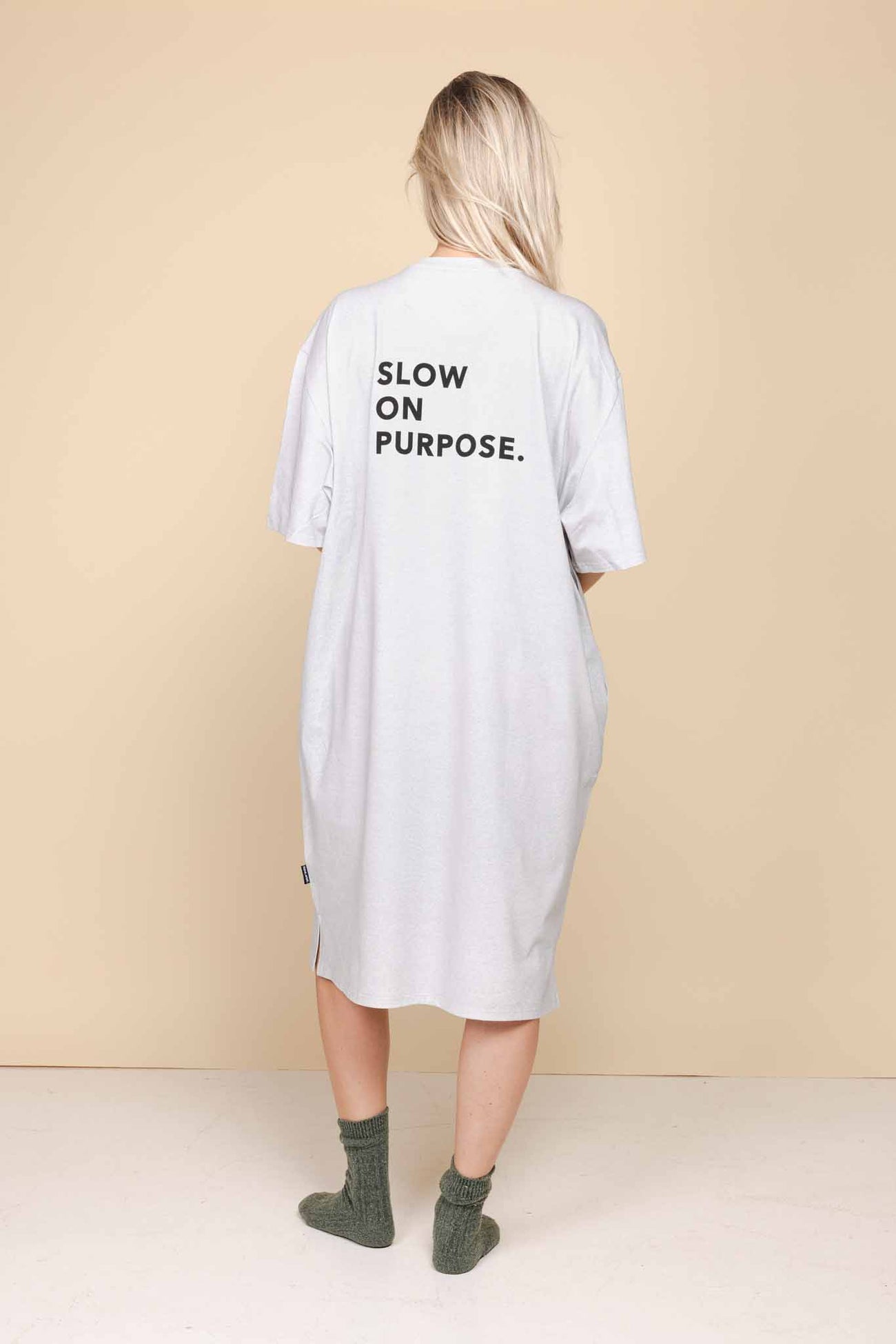 SNURK Slow Grey Relaxed Tee Dress Dames met slogan 'SLOW ON PURPOSE.' op de rug, comfortabel en oversized.