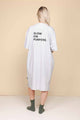 SNURK Slow Grey Relaxed Tee Dress Dames met slogan 'SLOW ON PURPOSE.' op de rug, comfortabel en oversized.