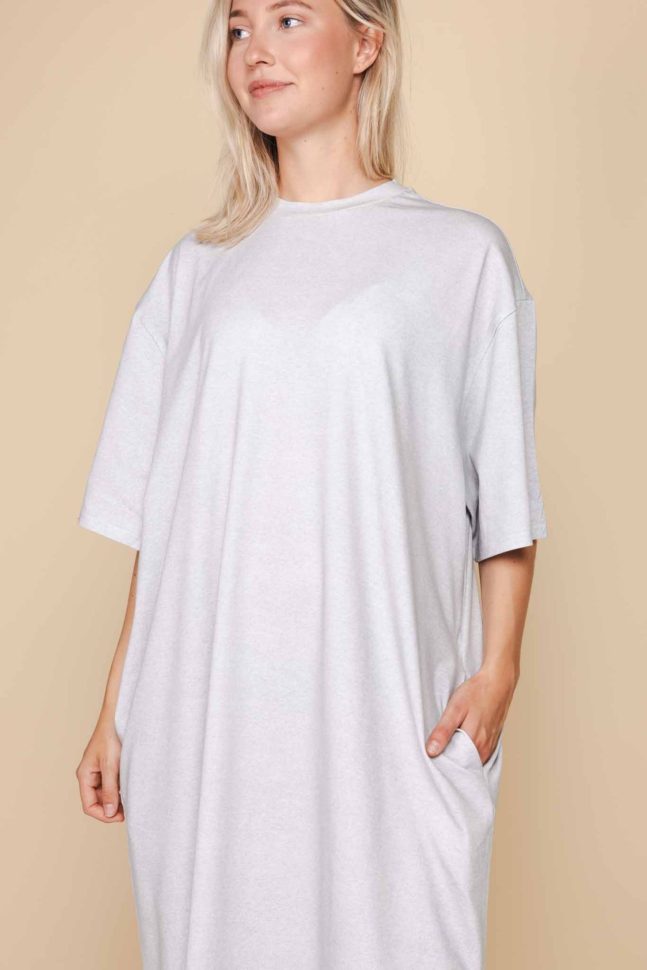 SNURK Slow Grey Relaxed Tee Dress Dames in zacht bio katoen met zakken voor een comfortabele pasvorm.