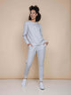 SNURK Slow Grey Sweater Dames model in grijze sweater met comfortabele pasvorm en vrolijke uitstraling.