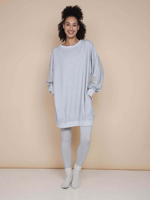 SNURK Slow Grey Sweater Dress Dames, comfortabele oversized jurk met lange ballonmouwen, ideaal voor een relaxdag.