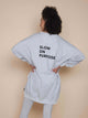SNURK Slow Grey Sweater Dress Dames met de tekst 'SLOW ON PURPOSE' op de rug in grijze kleur.